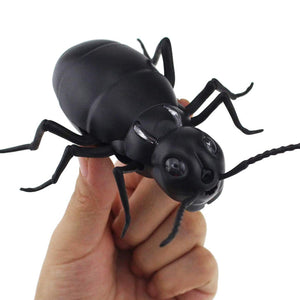Elektrisches Insektenspielzeug mit Fernbedienung