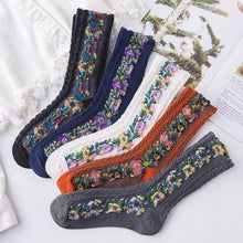 Laden Sie das Bild in den Galerie-Viewer, 🧦🌸Vintage Socken mit Blumenstickerei (5 Paar)