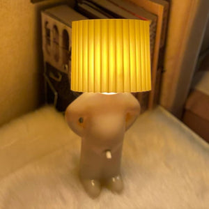 👦💡Eine kreative Lampe des kleinen schüchternen Mannes